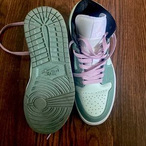 Air Jordans Green and Pink !